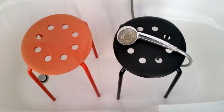 Man komt met z'n ballen vast te zitten in Ikea kruk