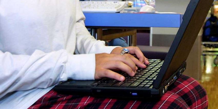 Foto van vrouw achter laptop | Archief EHF