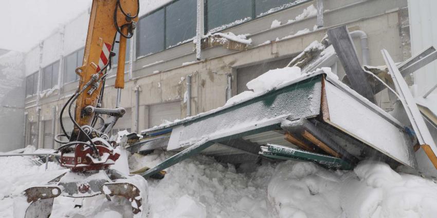 luifel-sneeuw-sligro-ingestort