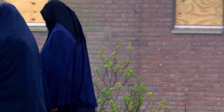De rol van vrouwelijke jihadi’s in online netwerken voor rekrutering 