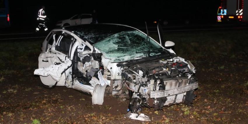 Auto knalt op vrachtwagen op N34 