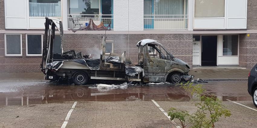 Vrachtauto vol chemicaliën in brand gezet