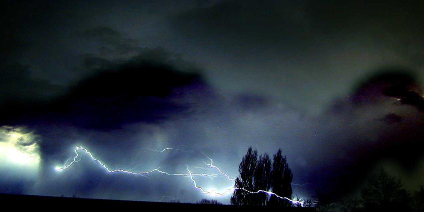 onweer-bliksem-dak-woning