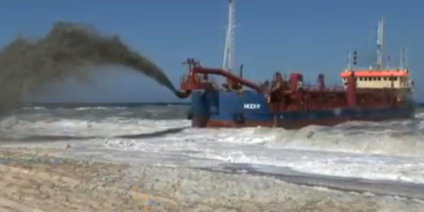 Stuk langs kustlijn weggespoeld Texel opnieuw opgespoten