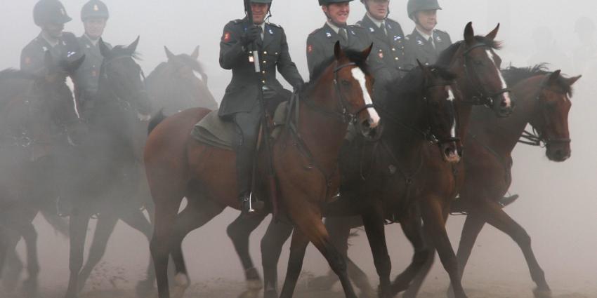 Paarden Koninklijke Landmacht oefenen voor Prinsjesdag