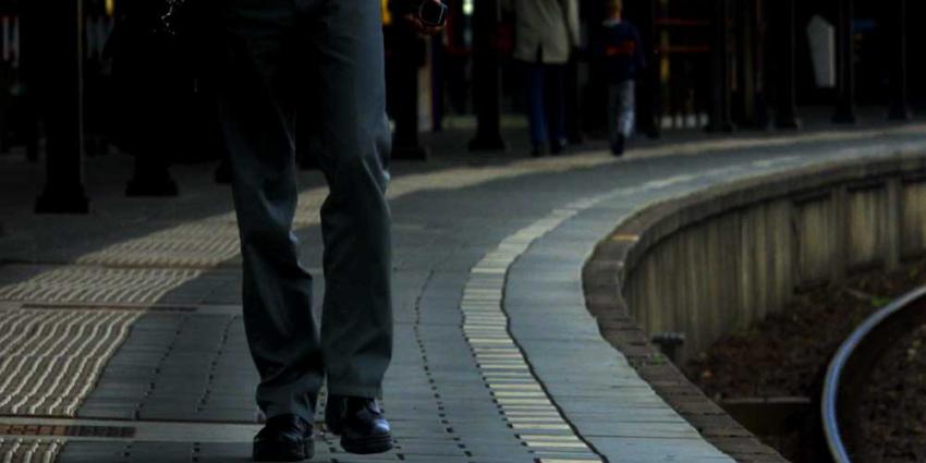 Man (26) valt tussen perron en net wegrijdende trein in Olst