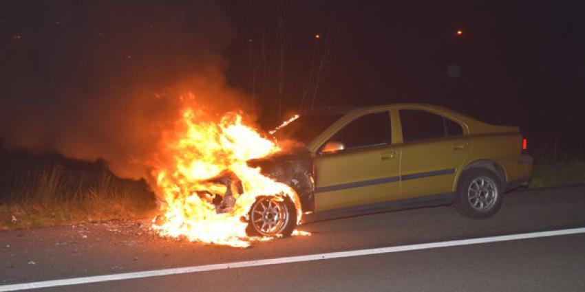 Personenauto vliegt op A37 spontaan in brand 