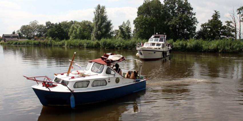 foto van echtpaar te water tijdens pleziervaart | Archief fbf