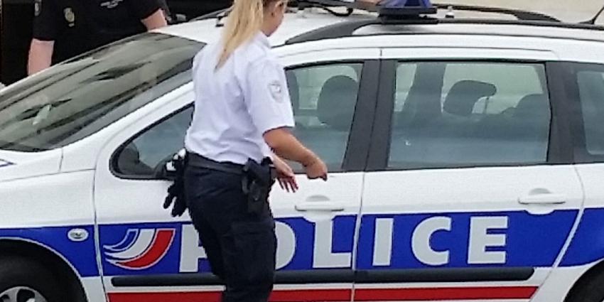 Franse politieagenten bij auto