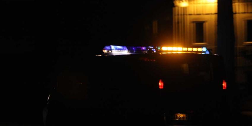 Foto van politiebusje met zwaailicht in donker | Archief EHF