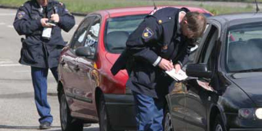 Foto van agenten die verkeersboete uitschrijven | Archief EHF