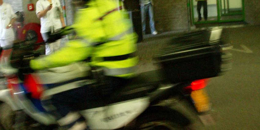 Man steekt bromfiets in brand tussen draaideur van ziekenhuis Tilburg