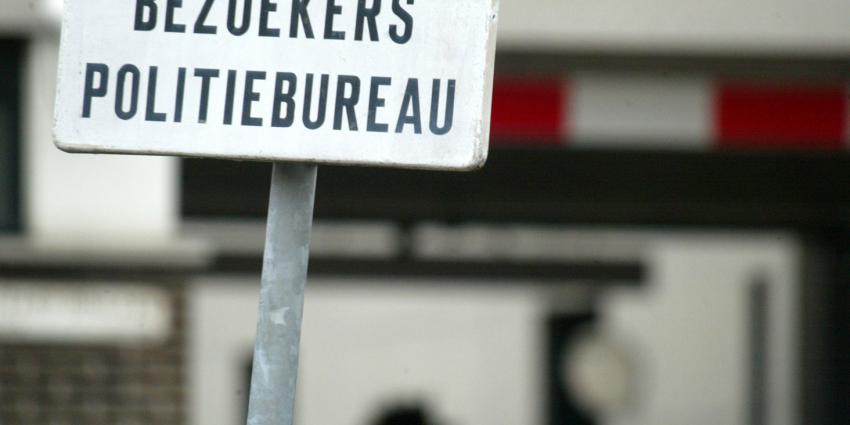 Man brengt gevonden portemonnee met daarin 6400 euro naar politie