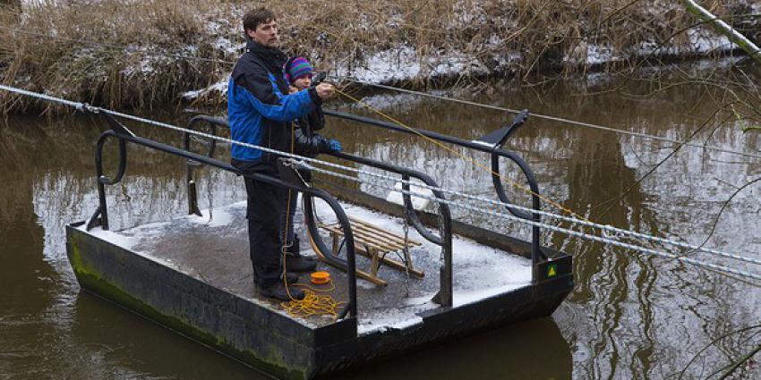Opvarenden gered van vastgelopen Sint Janspontje in Liempde 
