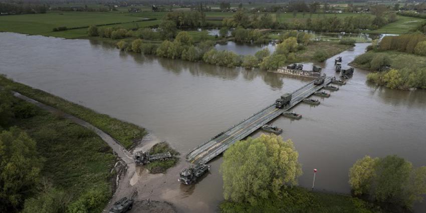 Genie legt ponton over IJssel