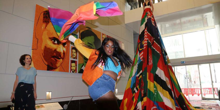 Rainbowdress van 16 meter opgenomen in collectie Amsterdam Museum