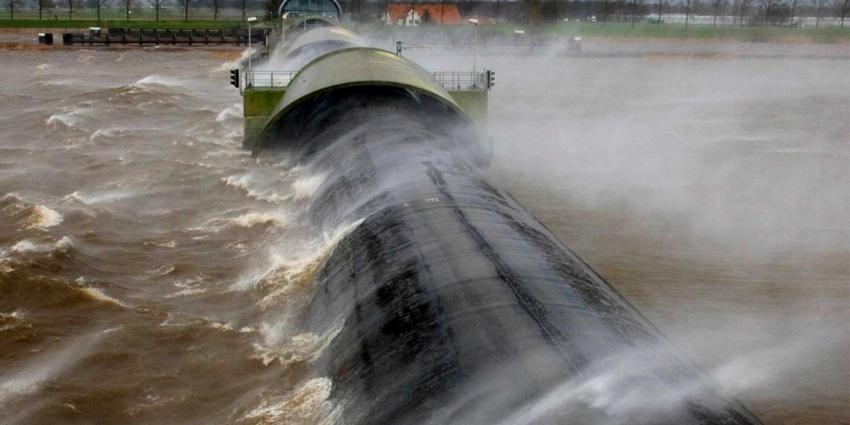 Vluchten geschrapt en waterkeringen dicht vanwege zware westerstorm