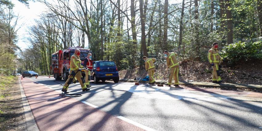 Brandweer maakt weg schoon