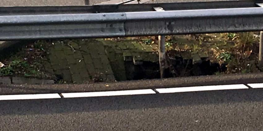 Sinkhole langs snelweg A8: rijstrook Zaanstad dicht