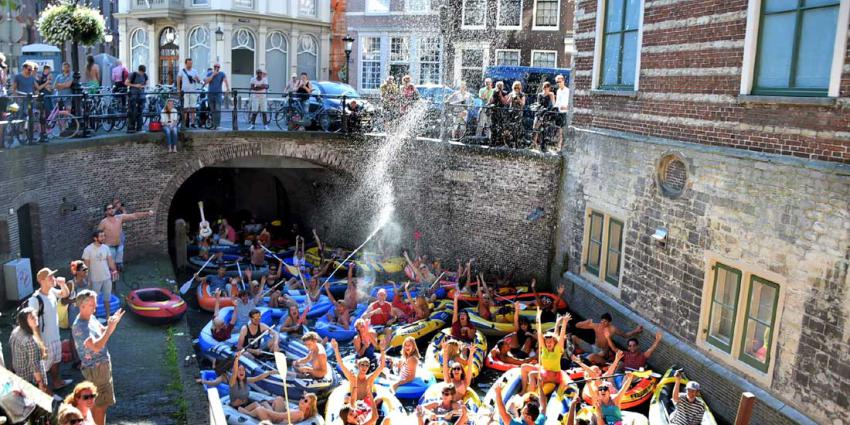 Utrechtse grachten overbevolkt door rubberen bootjes