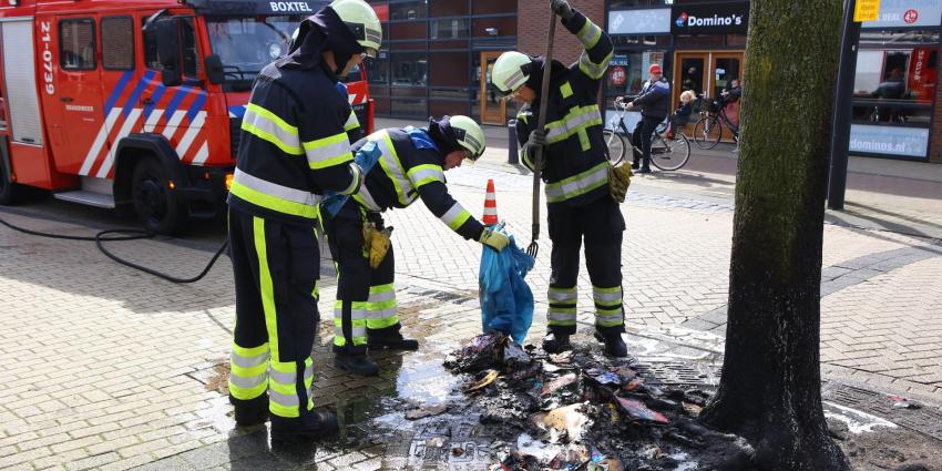 Stapel oud papier vat vlam in Boxtel