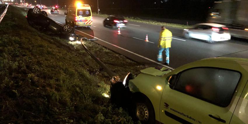  Auto op zijn kop bij ongeval op N2 bij Eindhoven