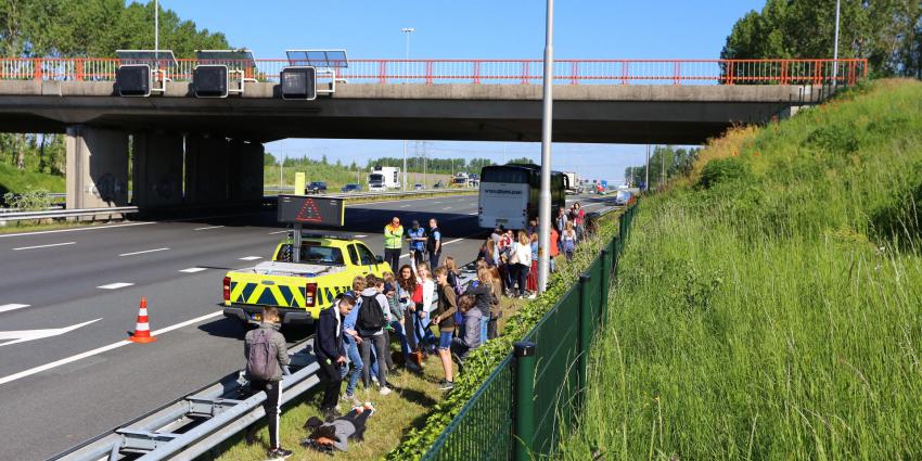 Foto van gestrande kinderen door defecte touringcar