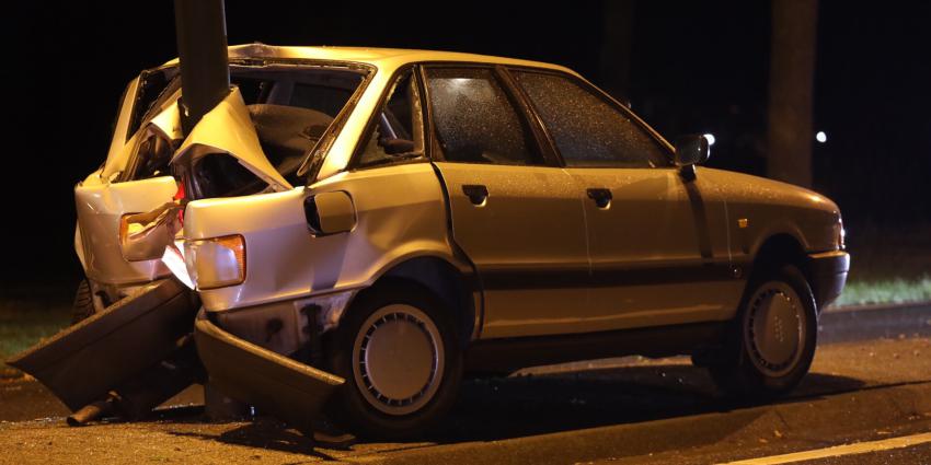 Auto achterstevoren tegen paal