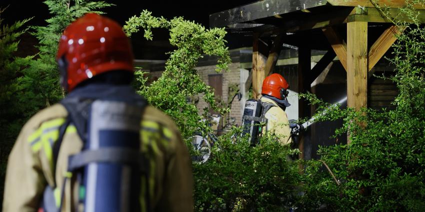 Brandweer dooft vlammen