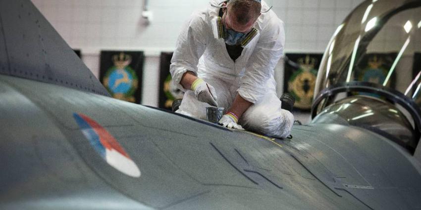 Het schilderen van een F16