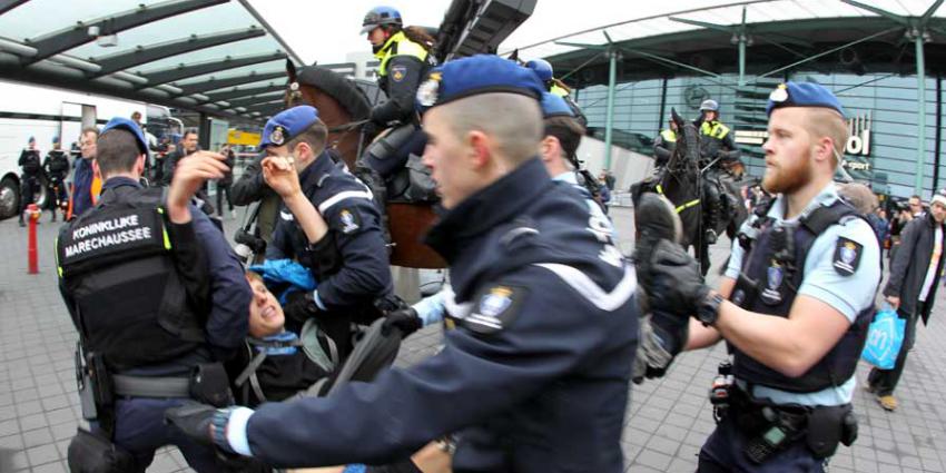 Marechaussee begonnen met ontruimen Schiphol Plaza