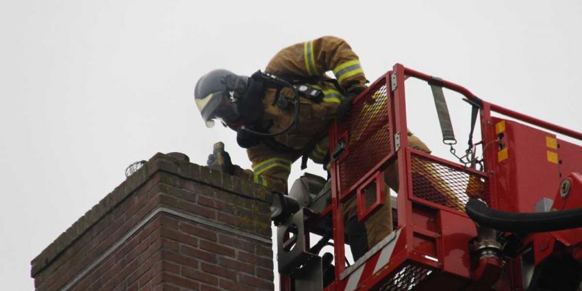 Voorbijganger waarschuwt brandweer bij zien schoorsteenbrand