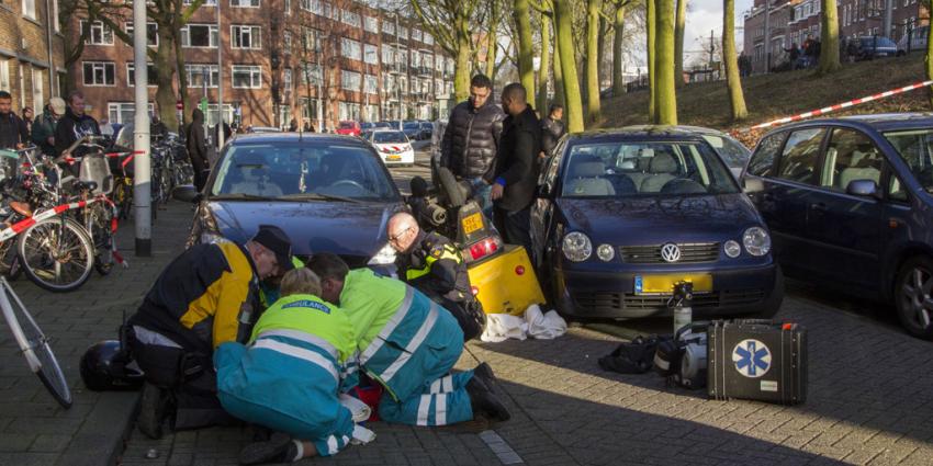 Bezorger op scooter slaat over de kop en raakt gewond