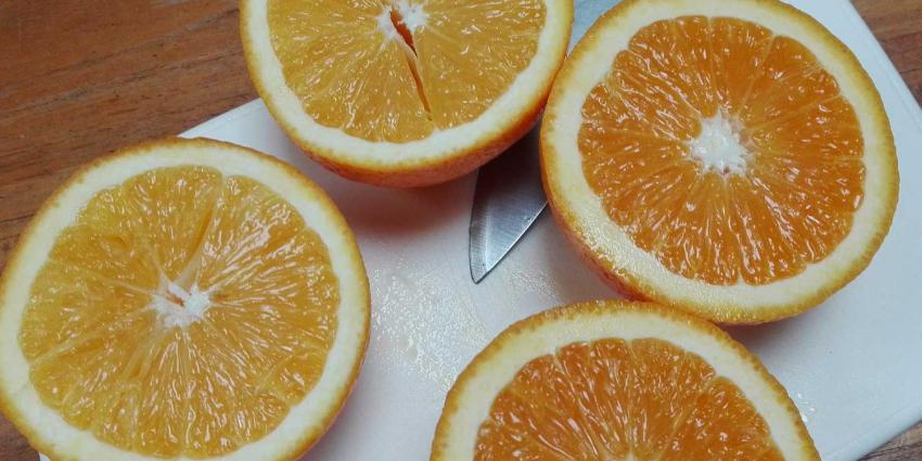 sinaasappel-mes-snijplank-fruit-vers