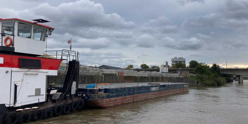 sleepboot-ponton-stuw-borgharen