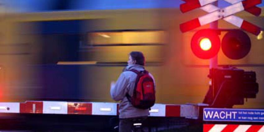 Intercity-trein knalt op auto in Nunspeet