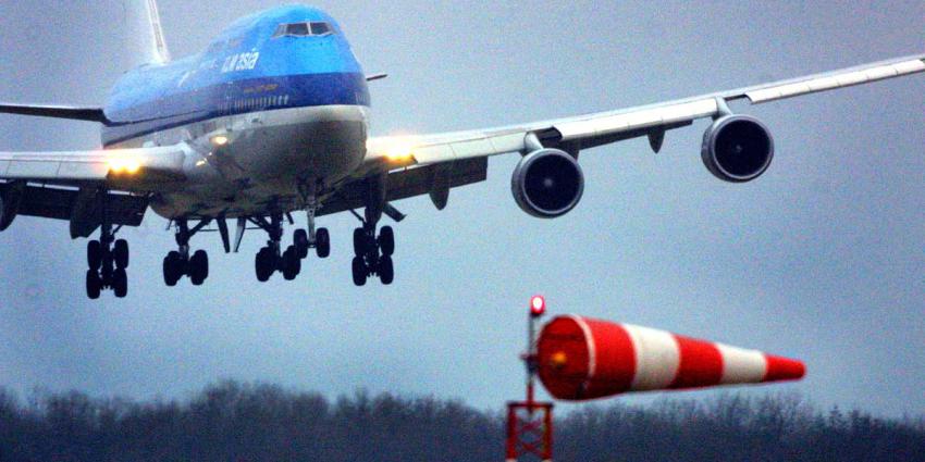 storm-windstoten-vliegtuig