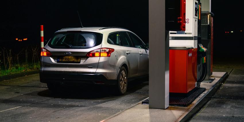 Auto bij tankstation