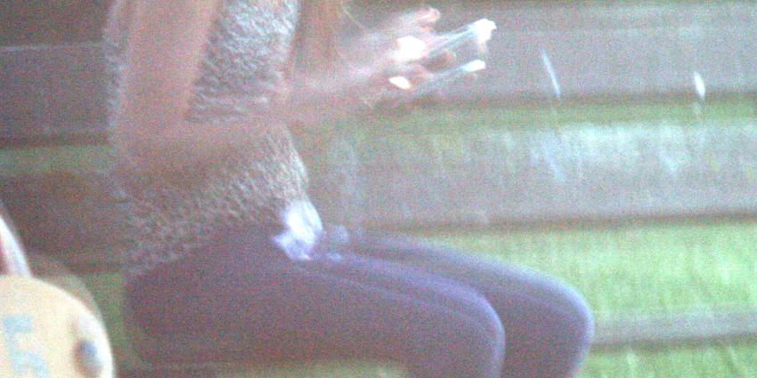 Meisje op telefoon