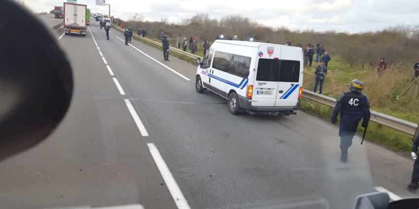 Transportsector lijdt miljoenenverlies door migranten in Calais