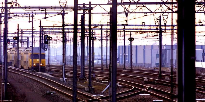Treinmachinist stopt en neemt naast spoor zittende man mee