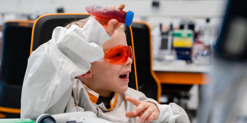 Kind in laboratorium