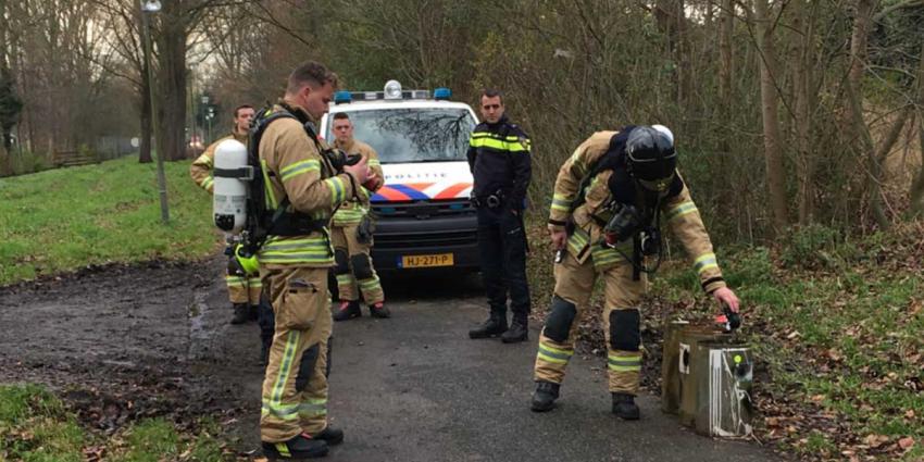 Vaten met verfverdunner gedumpt in het park