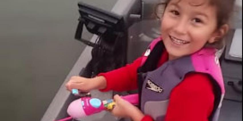 Meisje vangt flinke vis met speelgoedhengel