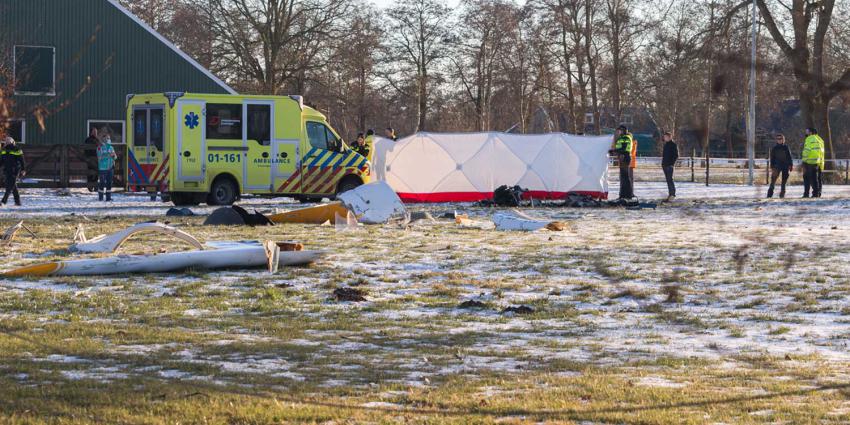 vliegtuigcrash-brokstukken-ambulance-brandweer