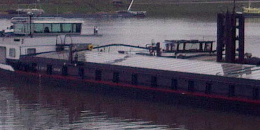 Schip ramt gloednieuwe brug bij Noordhorn