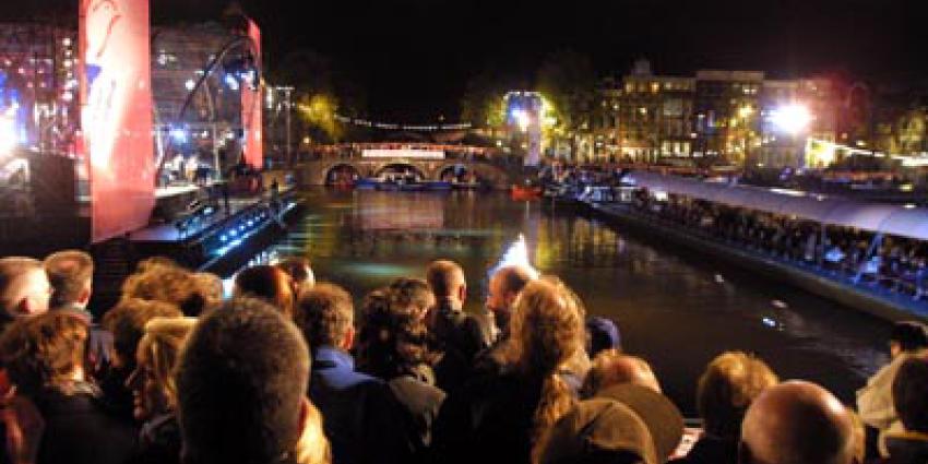 Koning, Koningin en prinses Beatrix in Amsterdam bij slotviering 200 jaar Koninkrijk