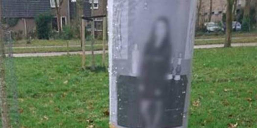 Vrouw op lantaarnpaal te koop gezet Roermond