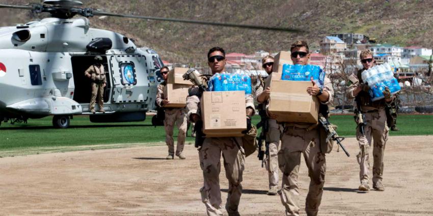 Voedsel en water op Sint Maarten gedropt met defensieheli