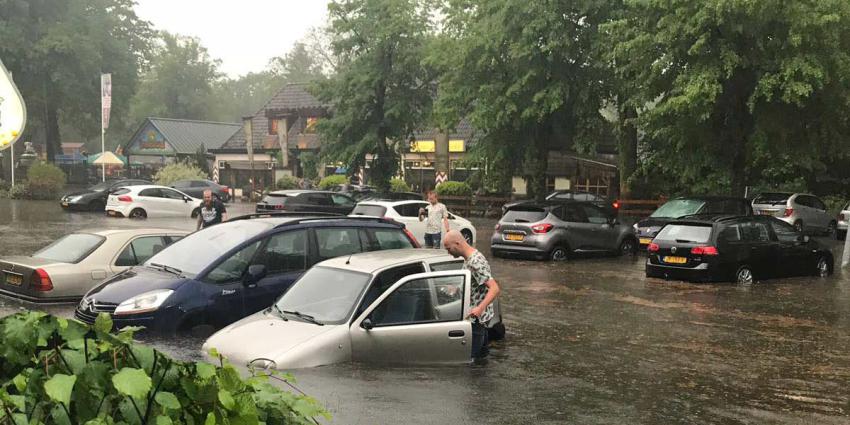 Straten in Groningen en Drenthe onder water door noodweer 